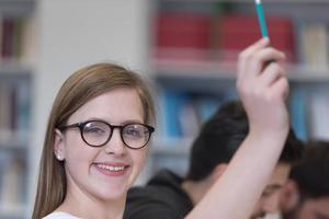 grupo de estudiantes levantan la mano foto