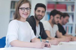 grupo de estudiantes estudian juntos en el aula foto