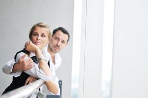 pareja feliz romántica en el balcón foto