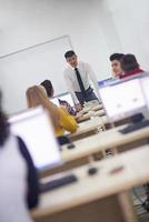 estudiantes con profesor en aula de laboratorio de computación foto