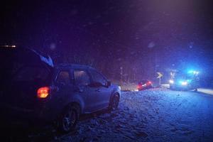 accidente automovilístico en un camino resbaladizo de invierno por la noche foto