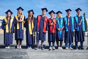 grupo de jóvenes estudiantes graduados foto