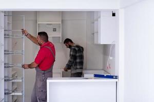 trabajadores instalando una nueva cocina foto
