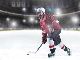 jugador de hockey sobre hielo en acción foto