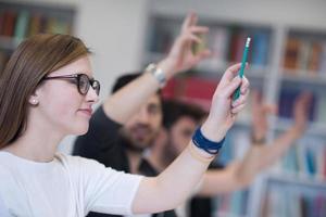 grupo de estudiantes levantan la mano foto