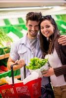 pareja de compras en un supermercado foto