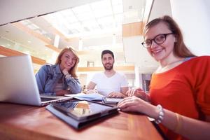 grupo de estudiantes trabajando juntos en un proyecto escolar foto