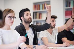 grupo de estudiantes estudian juntos en el aula foto