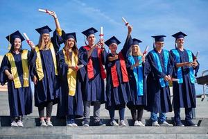 grupo de jóvenes estudiantes graduados foto