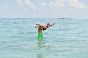 feliz pareja joven en vacaciones de verano diviértete y relájate foto