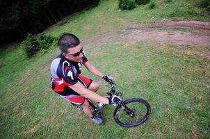 montar bicicleta hombre al aire libre foto