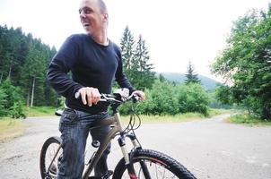 montar bicicleta hombre al aire libre foto