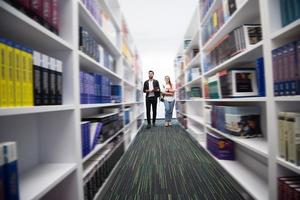 grupo de estudiantes en la biblioteca de la escuela foto