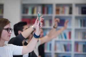 grupo de estudiantes levantan la mano foto