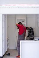 trabajadores instalando una nueva cocina foto