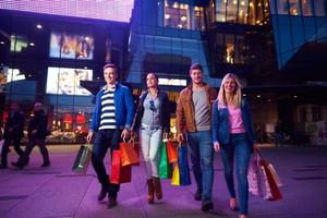 grupo de amigos disfrutando de las compras foto