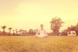 mujer haciendo ejercicio de yoga foto