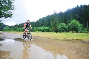 paseo en bicicleta mojado foto