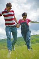 joven pareja romántica en el amor juntos al aire libre foto