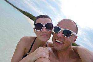 feliz pareja joven en vacaciones de verano diviértete y relájate en la playa foto