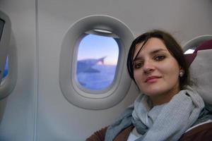 mujer en viaje de avion foto