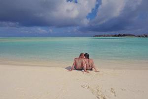 feliz pareja joven divertirse en verano foto