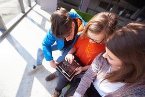 grupo de estudiantes trabajando juntos en un proyecto escolar foto