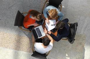 grupo de estudiantes trabajando juntos en un proyecto escolar foto