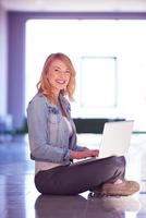 chica estudiante con computadora portátil foto