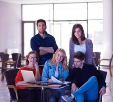 grupo de estudiantes de pie juntos como equipo foto