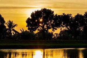 hermosa puesta de sol sobre el campo foto