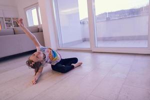 clase de ballet de educación en línea para niñas en casa foto