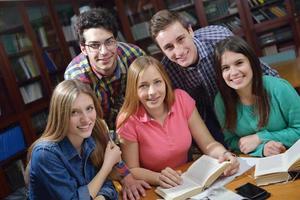 grupo de adolescentes felices en la escuela foto