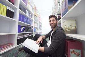 estudio de los estudiantes en la biblioteca de la escuela foto