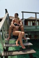 feliz pareja joven en vacaciones de verano diviértete y relájate foto