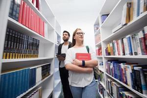 grupo de estudiantes en la biblioteca de la escuela foto