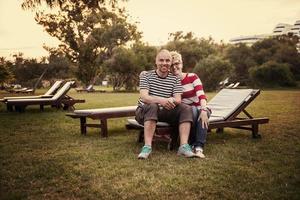 pareja joven disfrutando de vacaciones foto