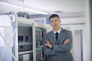 ingeniero de redes que trabaja en la sala de servidores foto