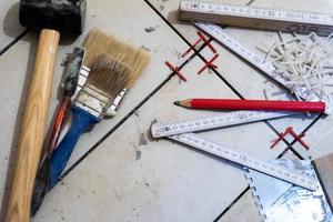 Ceramic tiles and tools for tiler