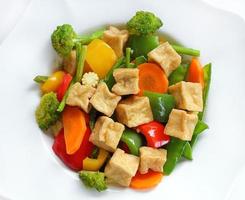 tofu frito con verduras. foto