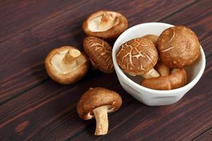 shiitake son hongos para alimentos crudos. foto