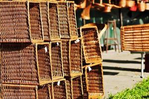 muebles de caña y vajilla foto