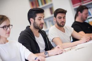 grupo de estudiantes estudian juntos en el aula foto