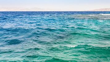 olas en la superficie del golfo de aqaba en el mar rojo foto