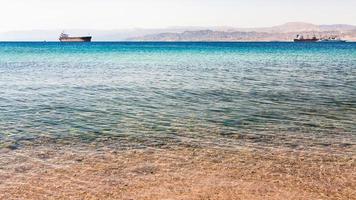 agua clara cerca de la playa urbana de la ciudad de aqaba foto