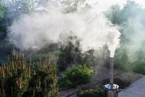 humo de una pipa samovar en el patio trasero foto