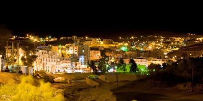 vista nocturna de la ciudad de wadi musa, la ciudad más cercana a petra, jordania foto