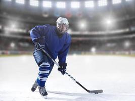 jugador de hockey sobre hielo en acción foto