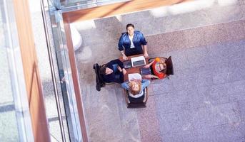 grupo de estudiantes trabajando juntos en un proyecto escolar foto