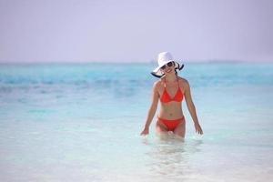 hermosa chica en la playa diviértete y relájate foto